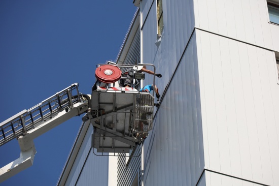 Sicherungsma�nahmen nach Sturmschaden an Wohngeb�ude in Wels-Lichtenegg