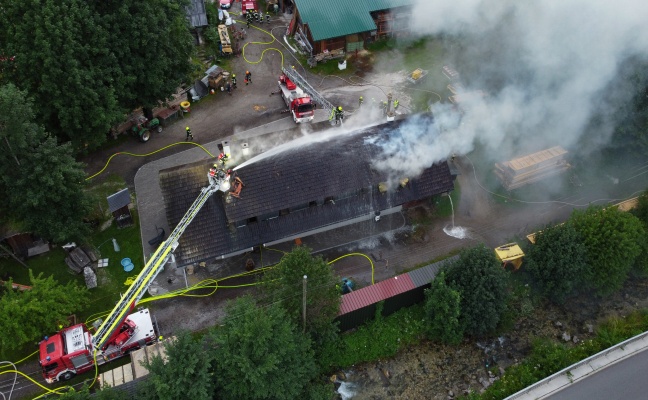 Fünf Feuerwehren bei Großbrand eines Wohn- und Firmengebäudes in Spital am Pyhrn im Einsatz