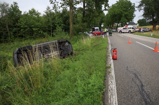 Auto nach Kreuzungskollision in Wels-Oberthan umgestrzt