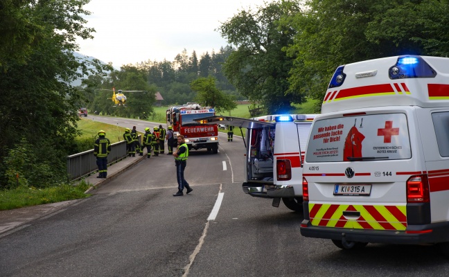 PKW bei Verkehrsunfall auf Pyhrnpass Straße in St. Pankraz in steil abfallende Bachböschung gekracht