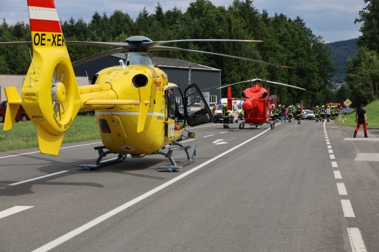 Motorrad gegen Sportwagen: Drei teils Schwerverletzte bei Unfall auf Pyhrnpass Strae in Schlierbach