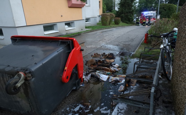 Brand eines Altpapiercontainers in Wels-Vogelweide