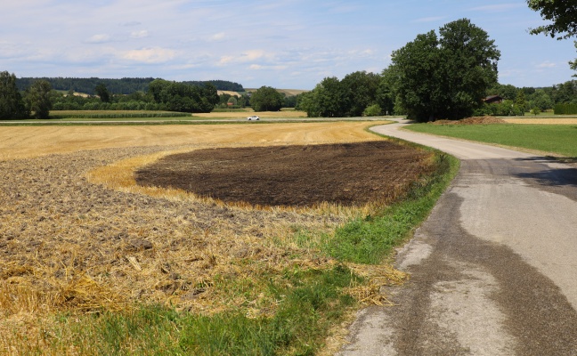 Zwei Brandstellen auf Stoppelfeldern in Hofkirchen an der Trattnach schnell gelöscht