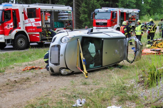 Lenkerin bei schwerem Verkehrsunfall auf der Bhmerwaldstrae in Grnbach in ihrem PKW eingeklemmt