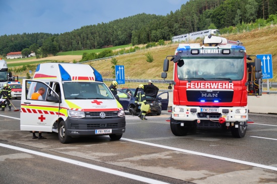 PKW bei Verkehrsunfall auf der Mhlviertler Schnellstrae bei Neumarkt im Mhlkreis berschlagen