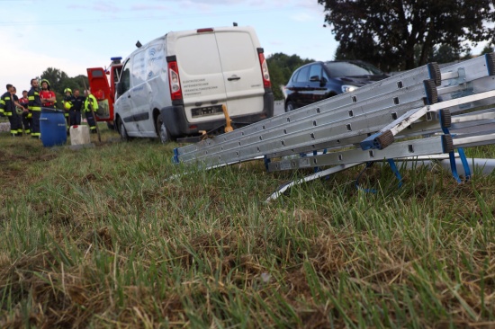 Kleintransporter bei Verkehrsunfall auf Hausruckstrae in Aurolzmnster berschlagen