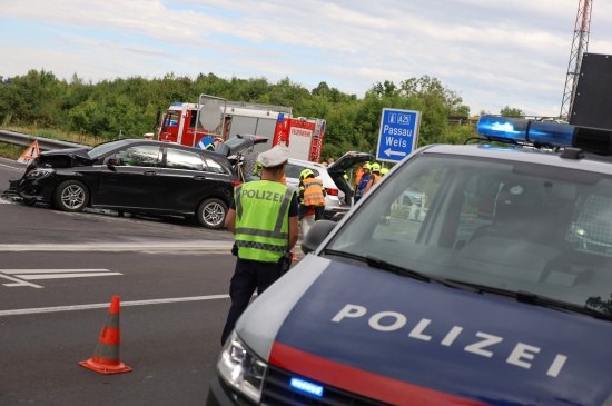 Schwerer Crash im Bereich der Autobahnanschlussstelle in Weikirchen an der Traun