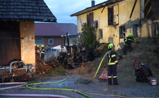 Vier Feuerwehren bei Traktor- und Dachstuhlbrand auf Bauernhof in Alkoven im Einsatz