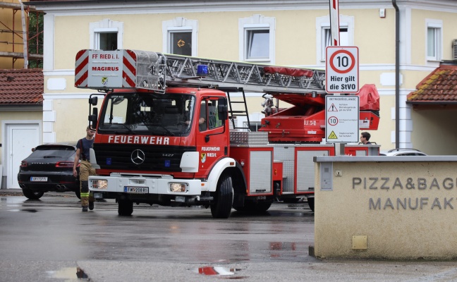 Einsatzkrfte zu Personenrettung auf Firmengelnde in Rottenbach alarmiert