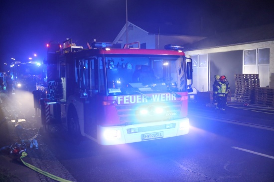 Brand in einer Firmenhalle in Traun