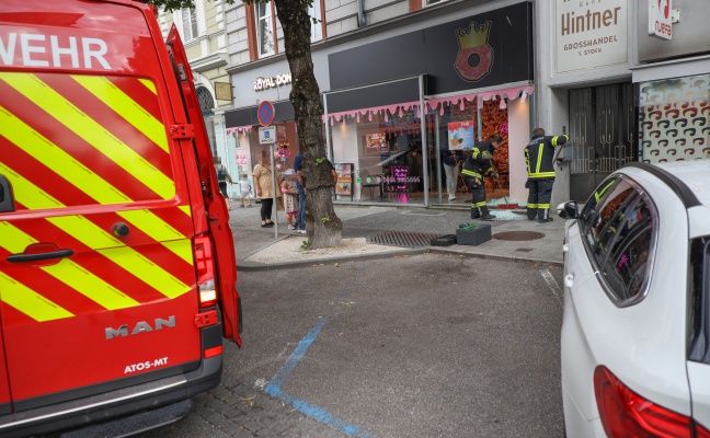 Auto kracht bei missglücktem Parkmanöver in Wels-Innenstadt in Donut-Geschäft