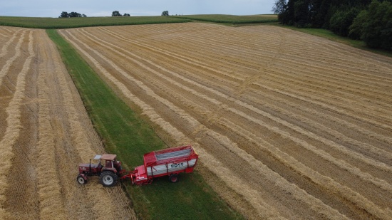 Landwirt (67) bei Mharbeiten in Michaelnbach von Traktor berrollt und dabei schwer verletzt