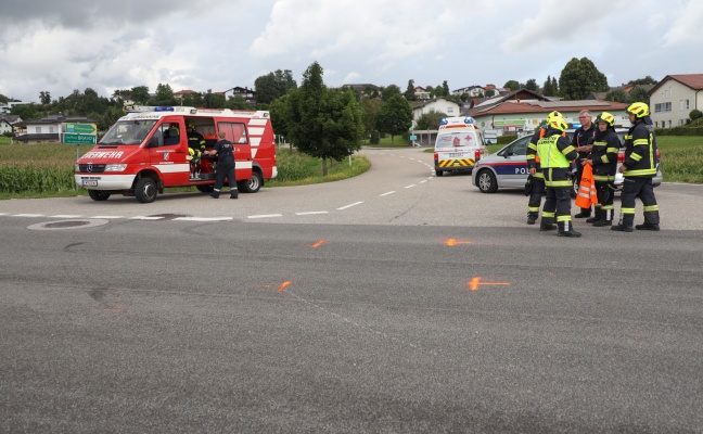 Kreuzungskollision zwischen zwei PKW in Bachmanning