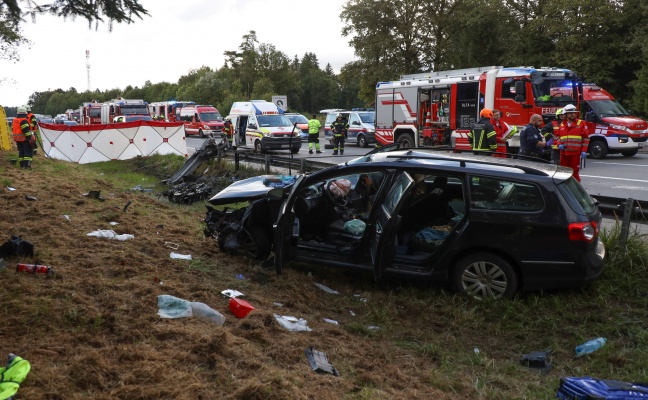 Zwei Schwerverletzte bei Verkehrsunfall auf Westautobahn in Sipbachzell