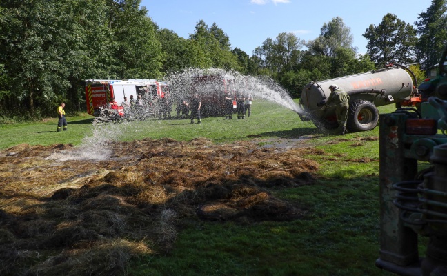 Fnf Feuerwehren bei Brand eines Heuhaufens in einer Waldlichtung in Peuerbach im Einsatz