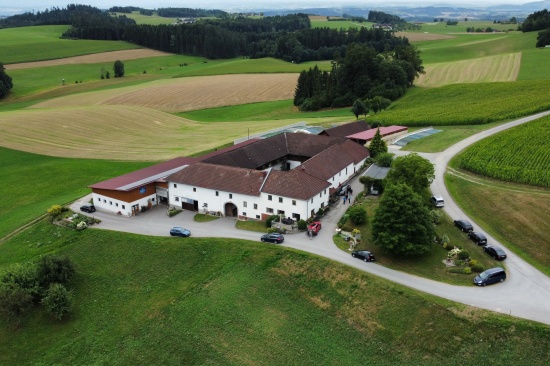 Tdlicher Unfall: Landwirt (60) auf Bauernhof in Tragwein unter Stapler eingeklemmt