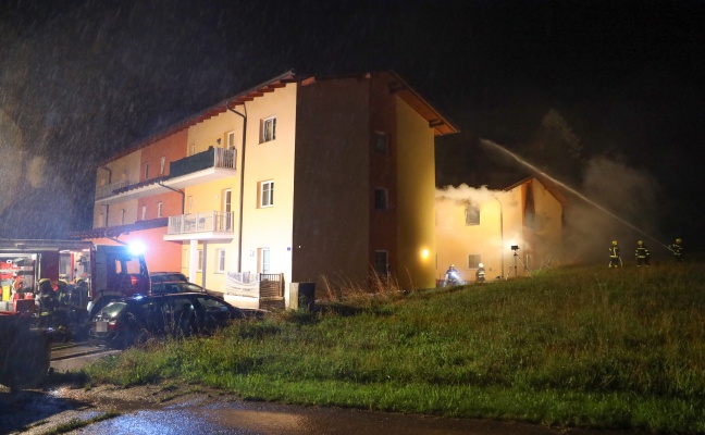 Vollbrand einer Wohnung: Drei Feuerwehren bei Mehrparteienwohnhaus in Gallspach im Einsatz