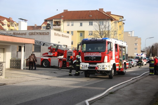 Brand in einer Rösterei in Traun sorgt für Einsatz der Feuerwehr