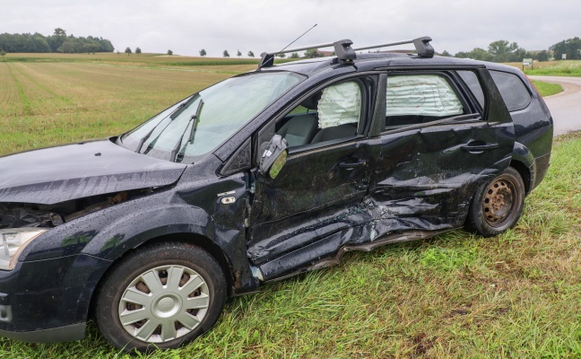 Drei Verletzte bei schwerem Kreuzungscrash zweier PKW in St. Florian