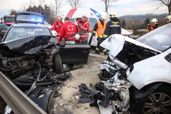 Drei zum Teil Schwerverletzte bei schwerem Verkehrsunfall in Gunskirchen