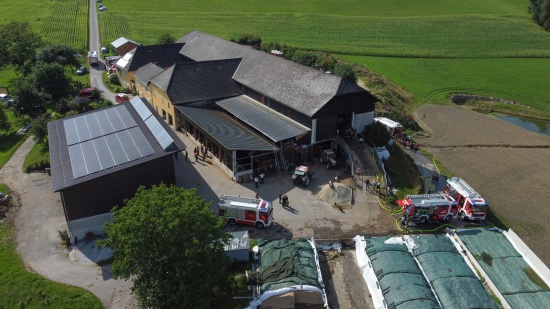 Grobrand verhindert: Zwlf Feuerwehren bei Brand auf Bauernhof in St. Veit im Mhlkreis im Einsatz