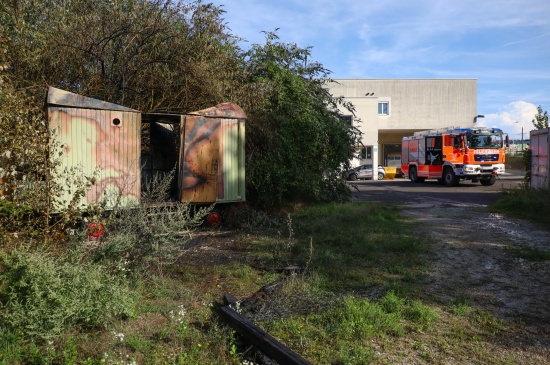 Drei Feuerwehren bei Brand eines Bauwagens in Leonding im Einsatz