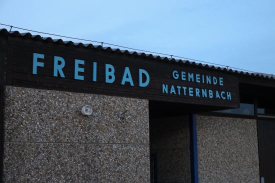 Schnelle Entwarnung nach Chlorgasaustritt in einem Freibad in Natternbach