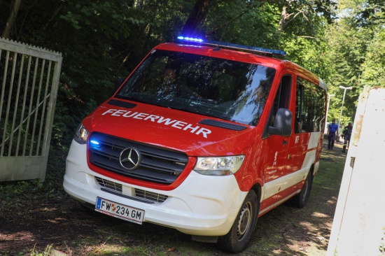 Tor berklettert: Feuerwehr befreit in Ohlsdorf zwischen zwei Torsegmenten eingeklemmten Mann