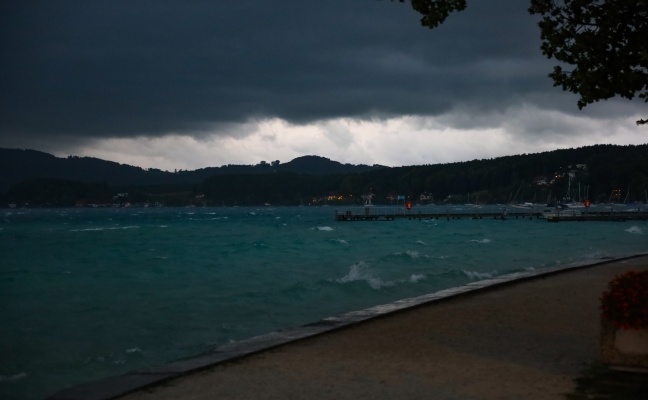 Personenrettungen und Bootsbergungen bei aufziehendem Gewitter im oberösterreichischen Seengebiet