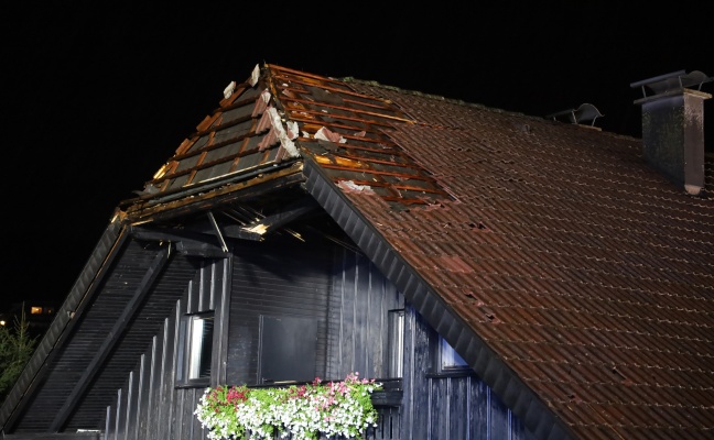 Blitzeinschlag: Gewitter spaltet Dachbalken bei einem Wohnhaus in Altmnster