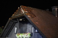 Blitzeinschlag: Gewitter spaltet Dachbalken bei einem Wohnhaus in Altmünster