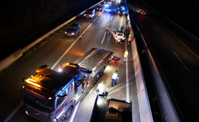 Schwerer Verkehrsunfall mit berschlagenem Fahrzeug auf Westautobahn bei Roitham am Traunfall