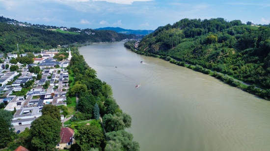 Gekentertes Kajak auf der Donau sorgte in Puchenau fr greres Aufgebot der Einsatzkrfte