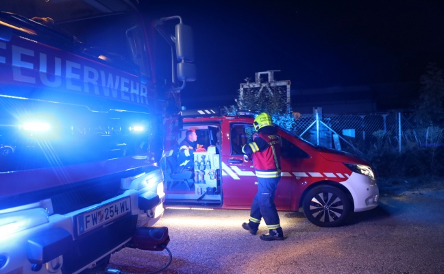 Einsatz von Feuerwehr und Polizei nach gemeldeter Explosion auf Betriebsgelände in Marchtrenk