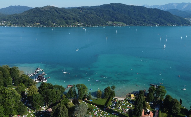 Seewalchen am Attersee: Suchaktion nach abgngiger Schwimmerin im Attersee mit glcklichem Ausgang