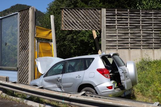 Auto auf Pyhrnautobahn bei Roleithen frontal in Lrmschutzwand gekracht