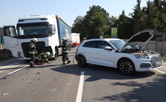 Totalsperre und Stau: Verkehrsunfall zwischen LKW und PKW auf Wiener Straße in Wels-Waidhausen