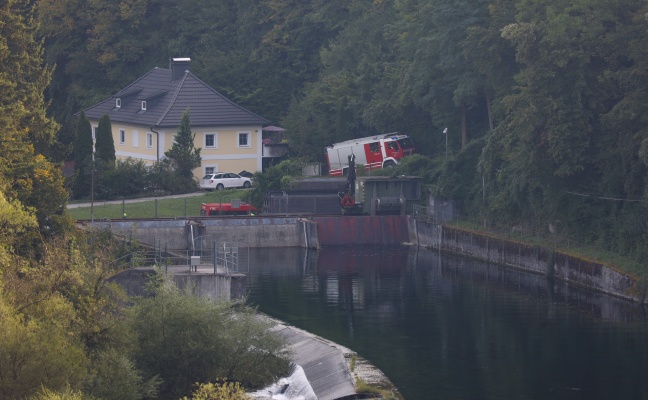 Traunfall: Person in Roitham am Traunfall durch Einsatzkrfte leblos aus der Traun geborgen