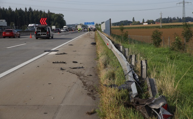 Auto auf Westautobahn bei Sattledt gegen Anpralldämpfer gekracht