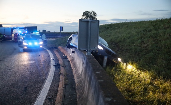 Abfahrmanöver gescheitert: Auto bei Westautobahn in Eberstalzell hinter Betonleitschiene gelandet