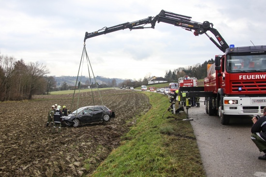 Fahrzeugüberschlag bei Verkehrsunfall in St. Marienkirchen an der Polsenz