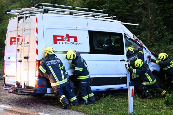 Schwerer Verkehrsunfall eines Kleintransporters auf Mhllackener Strae bei Herzogsdorf