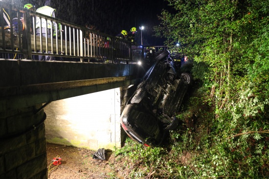 Menschenrettung: Auto landet bei schwerem Unfall berschlagen unter Brcke ber den Oizingerbach