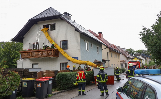 Schwieriger Lscheinsatz bei Brand in einer zugemllten Wohnung in Gmunden