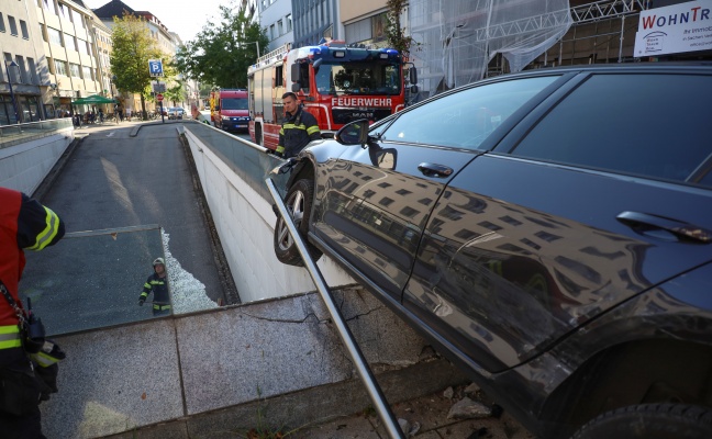 Spektakulärer Crash: Auto hing nach Verkehrsunfall in Wels-Innenstadt über Tiefgaragenabfahrt