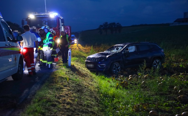 Auto bei Verkehrsunfall in Buchkirchen in Kürbisfeld überschlagen