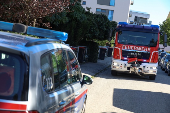 Brand bei einem Zaun eines Reihenhauses in Wels-Neustadt