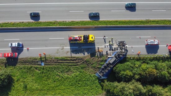 LKW-Sattelzug auf Innkreisautobahn bei Andrichsfurt umgestrzt