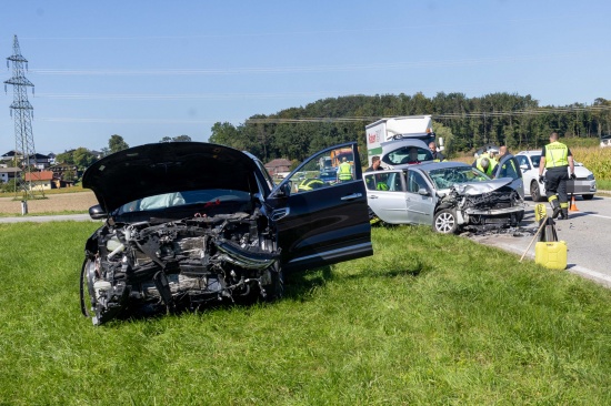 Schwerer Kreuzungscrash in Eggelsberg fordert zwei Verletzte