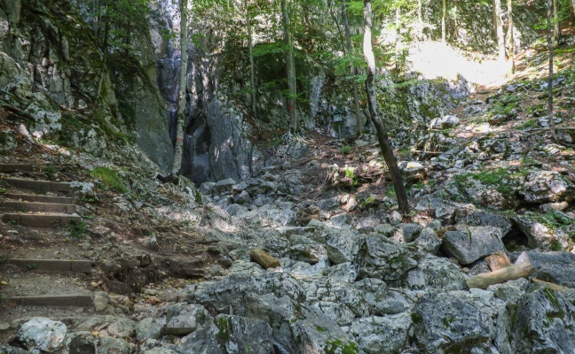 Tdlicher Unfall: Mdchen (6) bei Ausflug zu Wasserfall in Bad Ischl von Stein getroffen